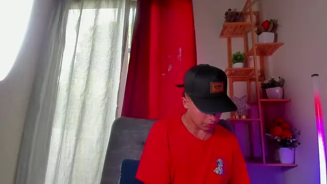 latiin boy21 online show from December 3, 2025, 7:34 pm