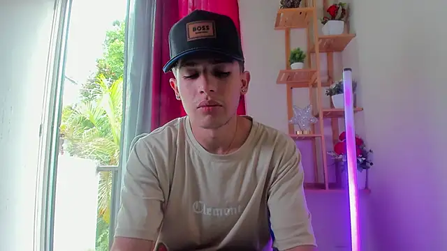 latiin boy21 online show from December 4, 2025, 5:54 pm