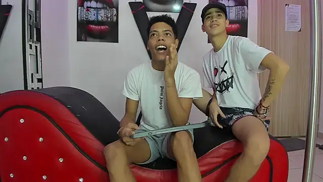 WHITHET BOYS online show from November 13, 2025, 3:22 pm