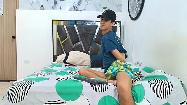 WHITHET BOYS online show from November 28, 2025, 1:36 pm