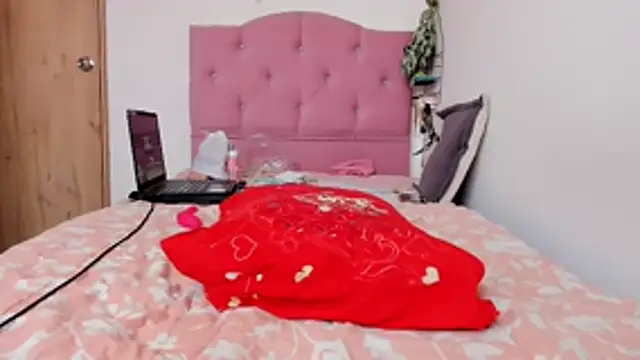 quenn-squirtanal online show from April 5, 2026, 5:10 pm