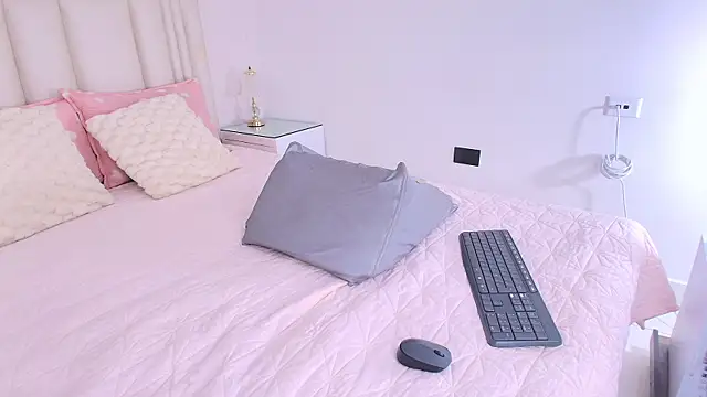 alanarose18 online show from May 14, 2026, 7:09 pm