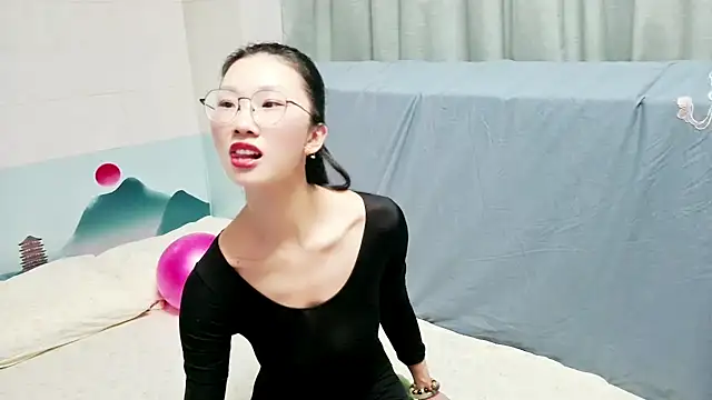 QIQIZHAO-2025 online show from December 1, 2025, 12:43 pm