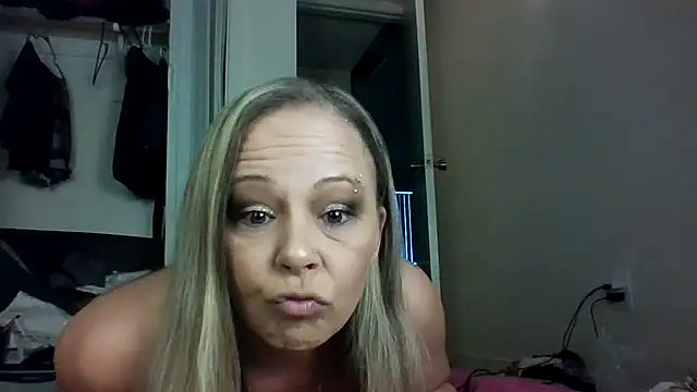 nikkibae33 online show from January 9, 2026, 8:32 pm