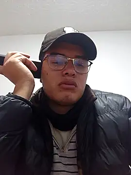 Logan Chloe online show from December 5, 2025, 11:30 am