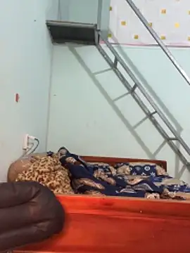 Snapshot of Lynn-122 chatting on November 18, 2025, 4:17 am Lynn-122 online show from November 18, 2025, 4:17 am