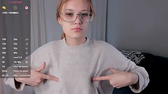 LilianGlenna online show from December 4, 2025, 11:30 am