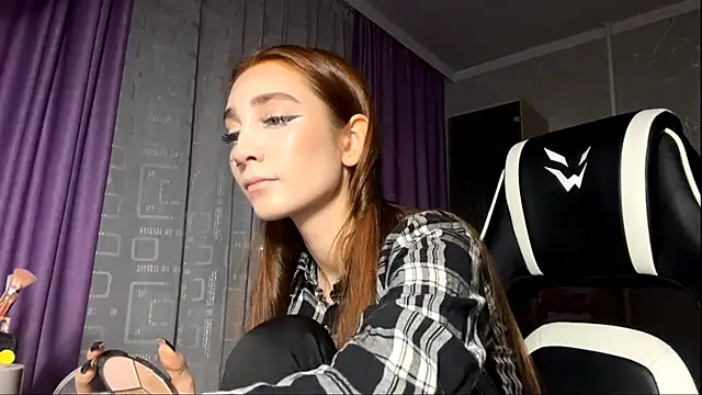 HollyPaw online show from November 14, 2025, 6:06 pm