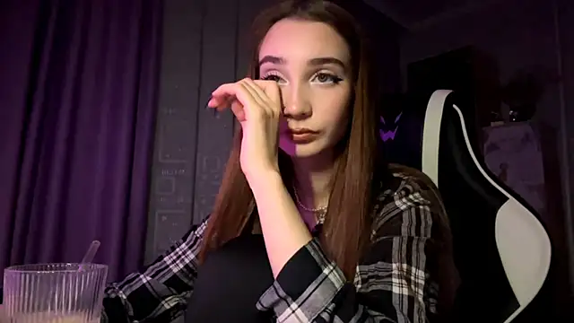 HollyPaw online show from November 29, 2025, 5:16 pm