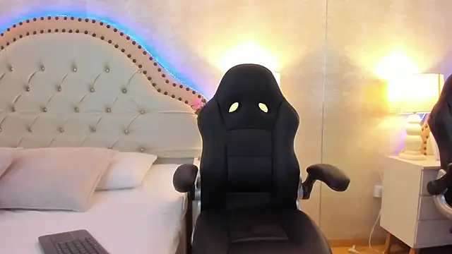 EllaEvanz online show from December 4, 2025, 6:27 pm