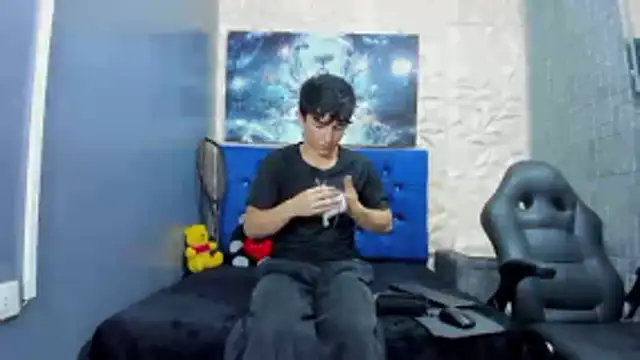 ElanGiraldo online show from March 24, 2026, 11:21 pm