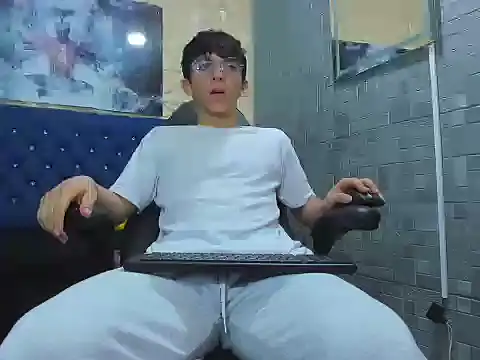 ElanGiraldo online show from March 27, 2026, 11:26 pm