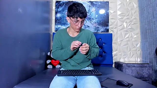 ElanGiraldo online show from April 18, 2026, 9:48 pm