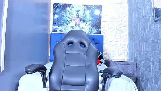 ElanGiraldo online show from April 21, 2026, 10:23 pm