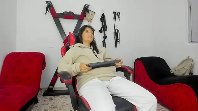 Lily and Lina online show from December 3, 2025, 12:14 pm