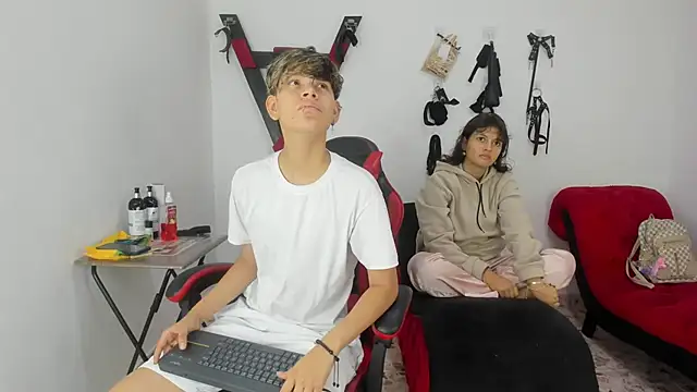 Lily and Lina online show from December 5, 2025, 12:14 pm