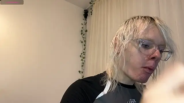 MollyChloe online show from November 19, 2025, 9:15 pm