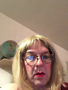 simone xdressing online show from November 16, 2025, 1:11 am