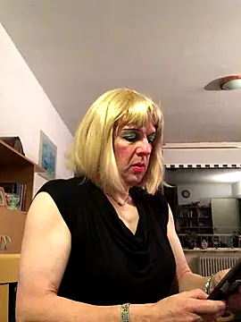 simone xdressing online show from November 17, 2025, 1:11 am