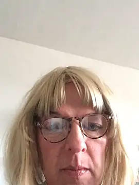 simone xdressing online show from February 15, 2026, 3:20 pm