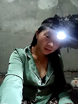 vangkt-cute online show from April 18, 2026, 7:58 pm