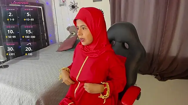 NaylaAbadi online show from November 17, 2025, 12:33 pm