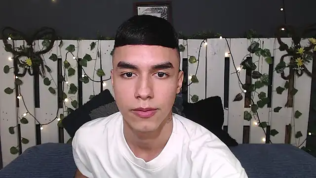 DUVAN MONTES online show from December 1, 2025, 7:41 pm