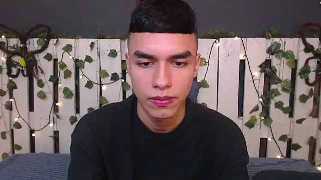 DUVAN MONTES online show from December 3, 2025, 7:34 pm