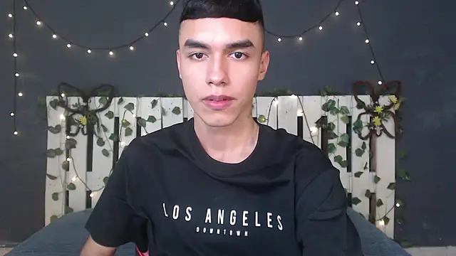 DUVAN MONTES online show from December 4, 2025, 7:33 pm