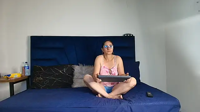 sharon stone5 online show from November 25, 2025, 12:27 pm