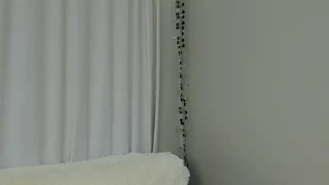 AngilaWineberg online show from December 4, 2025, 7:06 am