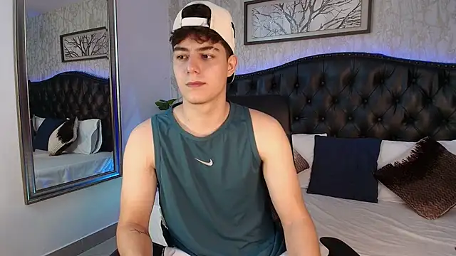 MaxxiCruzz online show from November 17, 2025, 6:24 pm