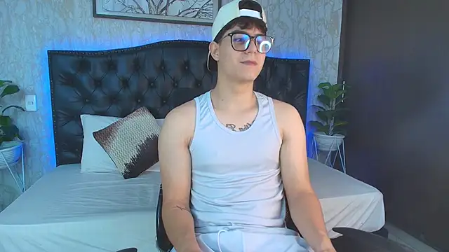 MaxxiCruzz online show from November 28, 2025, 4:15 am