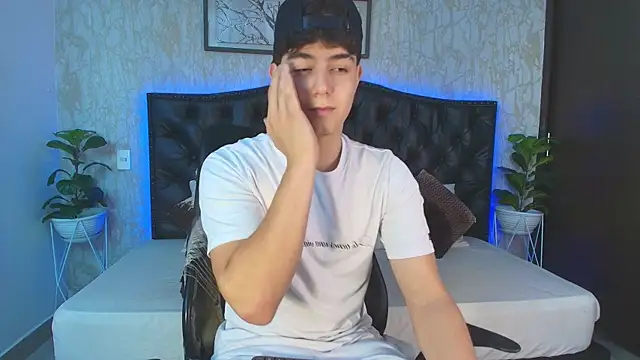 MaxxiCruzz online show from November 30, 2025, 12:58 am