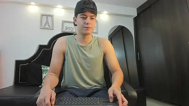 MaxxiCruzz online show from November 30, 2025, 6:34 pm