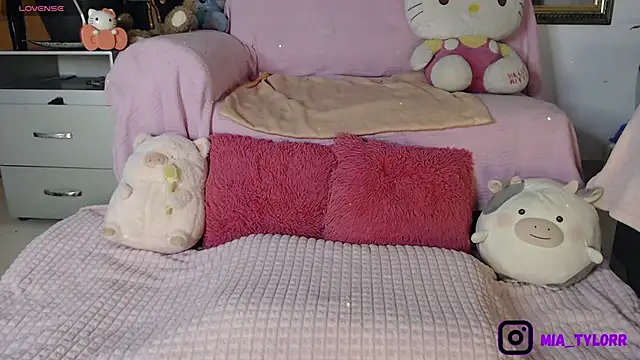 Snapshot of Mia_Tylorr chatting on November 18, 2025, 9:19 pm Mia Tylorr online show from November 18, 2025, 9:19 pm