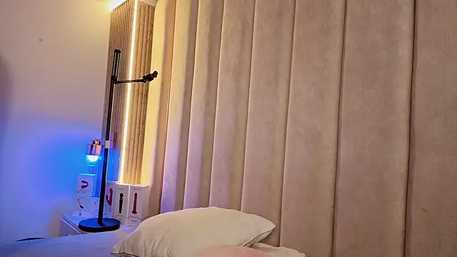 Iamnyxy online show from April 18, 2026, 11:58 am