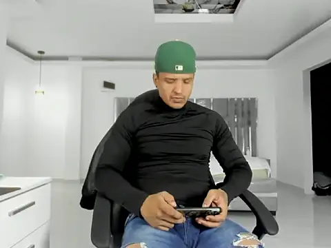 master leather online show from April 18, 2026, 6:39 am