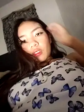 Snapshot of Pretty-v chatting on November 29, 2025, 12:35 am Pretty-v online show from November 29, 2025, 12:35 am