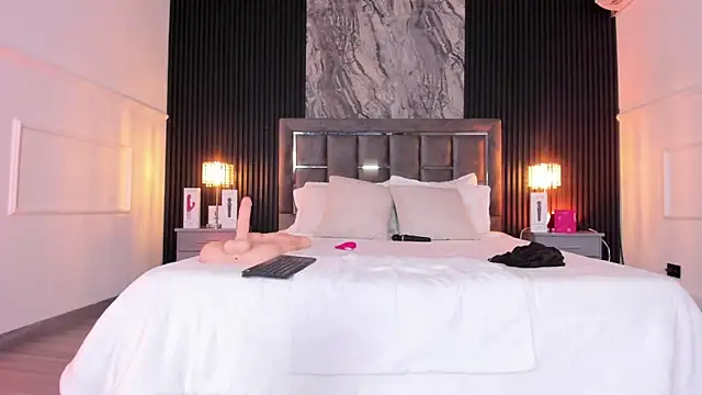 Laureenwells online show from April 21, 2026, 2:51 am