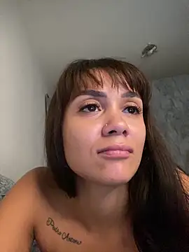 carolsapequinha online show from April 20, 2026, 2:42 pm