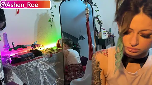 AshenRoe online show from April 21, 2026, 2:51 am