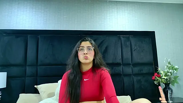 Snapshot of LuisaFranco chatting on December 5, 2025, 3:59 am LuisaFranco online show from December 5, 2025, 3:59 am