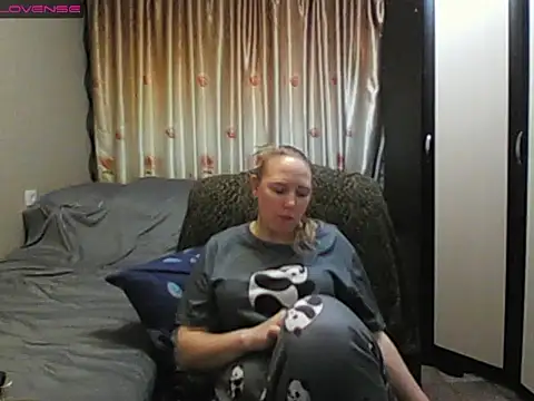 JenniDeep online show from April 21, 2026, 3:28 pm