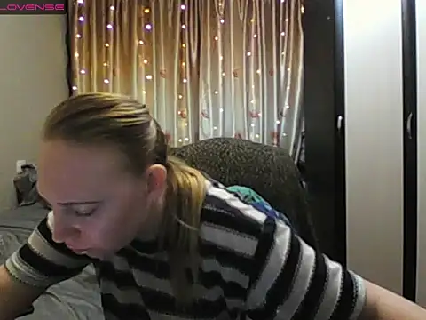 JenniDeep online show from April 22, 2026, 3:35 pm