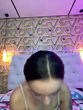 MelanyyJhonson15 online show from February 8, 2026, 4:21 pm