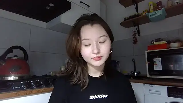 DeenaCaho online show from November 23, 2025, 3:45 pm