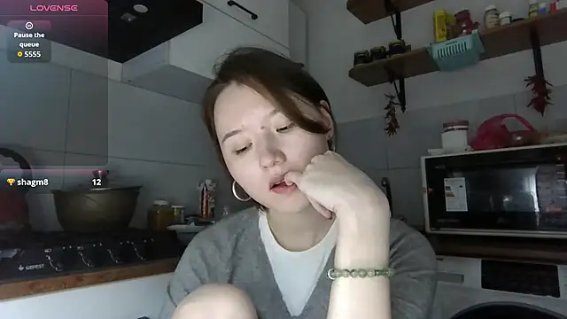 DeenaCaho online show from November 26, 2025, 2:40 pm