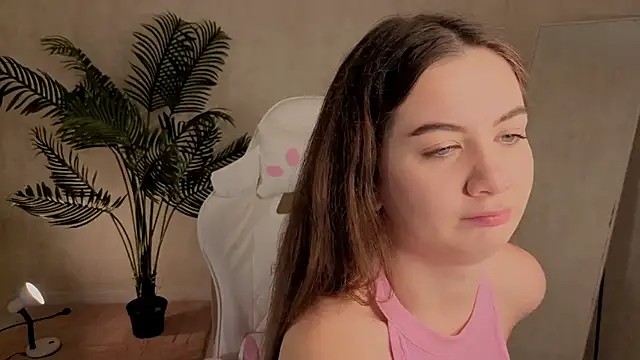 Lilia Crown online show from November 18, 2025, 5:06 pm