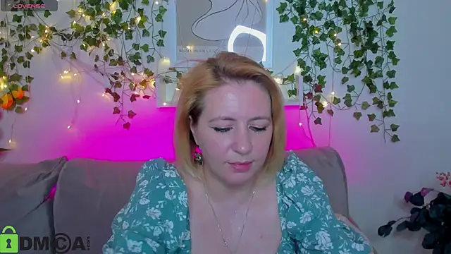 miss lisaaa online show from November 15, 2025, 2:53 am